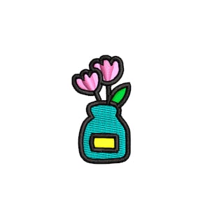 Puede incluir: Un jarrón turquesa con un rectángulo amarillo en la parte delantera, que contiene dos flores rosas con hojas verdes.