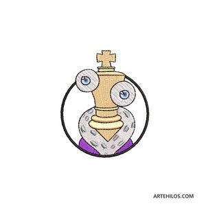 Può includere: Toppa ricamata con un pezzo degli scacchi a forma di re dei cartoni animati con occhi grandi e una veste viola. Il pezzo degli scacchi è circondato da un cerchio nero.