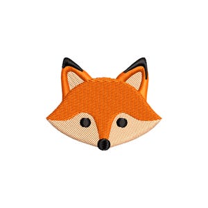 Puede incluir: Parche bordado con la cara de un zorro estilizado. El zorro tiene pelaje naranja, hocico beige, ojos y nariz negros, y orejas con puntas negras. Ideal para coser o planchar sobre tela.