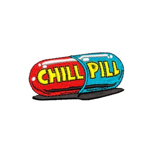 Op de afbeelding: Een rode en blauwe pil met de woorden "CHILL PILL" in gele letters.