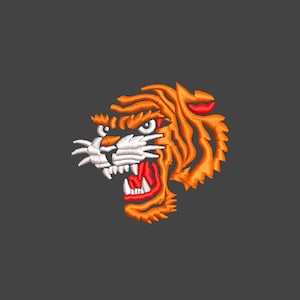Puede incluir: Cabeza de tigre bordada con detalles naranjas y blancos, rugiendo con la boca roja. El pelaje del tigre es de un naranja vibrante, y los ojos son blancos con acentos rojos. El diseño está sobre un fondo gris oscuro.