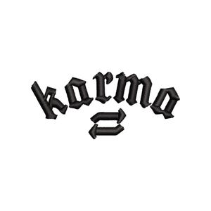 Puede incluir: Diseño gráfico en blanco y negro con la palabra "karma" en una fuente gótica con dos flechas apuntando en direcciones opuestas.