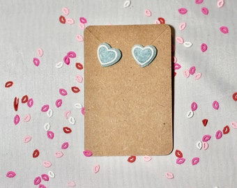 Orecchini a bottone a forma di cuore con zucchero candito bianco a velo (rosa e blu)