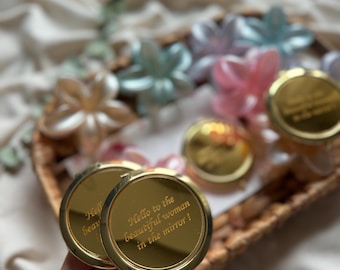 Set de regalo para el Día de la Mujer: Brillo de labios y pinza para el pelo con flor de perla: un regalo elegante para ella.