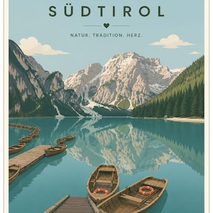 Puede incluir: Un póster de viaje vintage que representa una serena escena lacustre en los Dolomitas. El póster muestra el texto "SÜDTIROL" sobre un símbolo de corazón, con las palabras "NATUR. TRADITION. HERZ." debajo. Barcos de madera atracados en un muelle de madera.