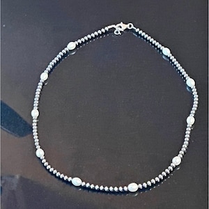 Halskette mit Navajoperlen aus Sterlingsilber und weißen Perlen