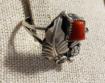 Anillo hecho a mano en coral rojo y plata de ley.
