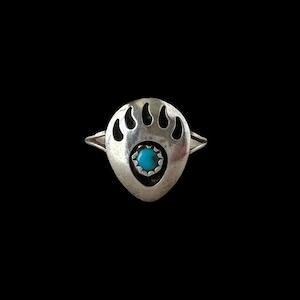 【b-16】 one‐hand bear claw / Turquoise Vintage Silver & Turquoise & Faux Bear Claw Navajo Bracelet