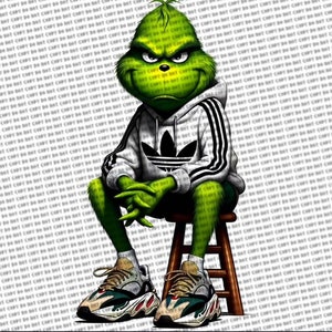 Op de afbeelding: Een groen cartoonfiguur dat een witte hoodie draagt met zwarte Adidas-strepen en een zwart Adidas-logo. Het figuur zit op een houten kruk en draagt groene en beige sneakers.