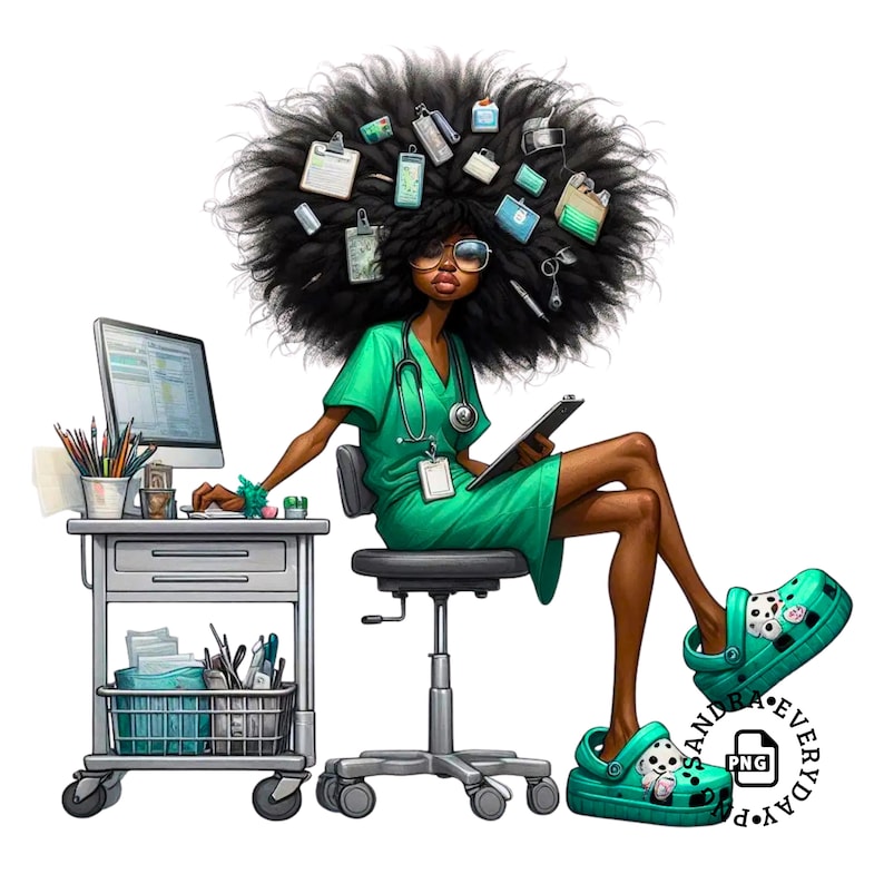 Puede incluir: Ilustraci&oacute;n de una enfermera negra con un gran afro, vestida con uniforme verde, gafas y Crocs. Est&aacute; sentada en un escritorio con una computadora y suministros m&eacute;dicos. La imagen incluye el texto "SANDRA RAE EVERYDAY PNG".