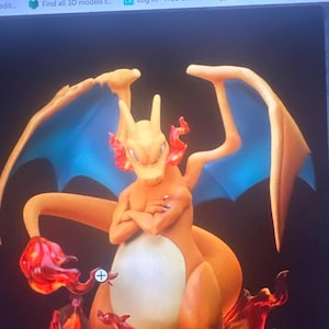 Könnte beinhalten: Detaillierte orangefarbene Charizard-Figur mit blauen Flügeln und roten Flammen. Die Figur ist mit verschränkten Armen posiert, und die Basis hat die Nummer "No.006".