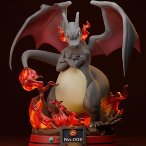 Może przedstawiać: Szczegółowa figurka Charizarda, Pokemona, w szarej i czerwonej kolorystyce. Figurka jest ustawiona ze skrzyżowanymi ramionami, otoczona płomieniami. Podstawa ma numer "No.006".