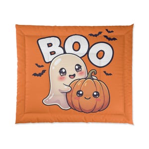 Può includere: Una coperta trapuntata arancione con un fantasma e una zucca in stile cartoon con volti sorridenti. Il testo BOO è stampato in grandi lettere bianche sopra i personaggi. Diversi piccoli pipistrelli neri sono sparsi sullo sfondo arancione.