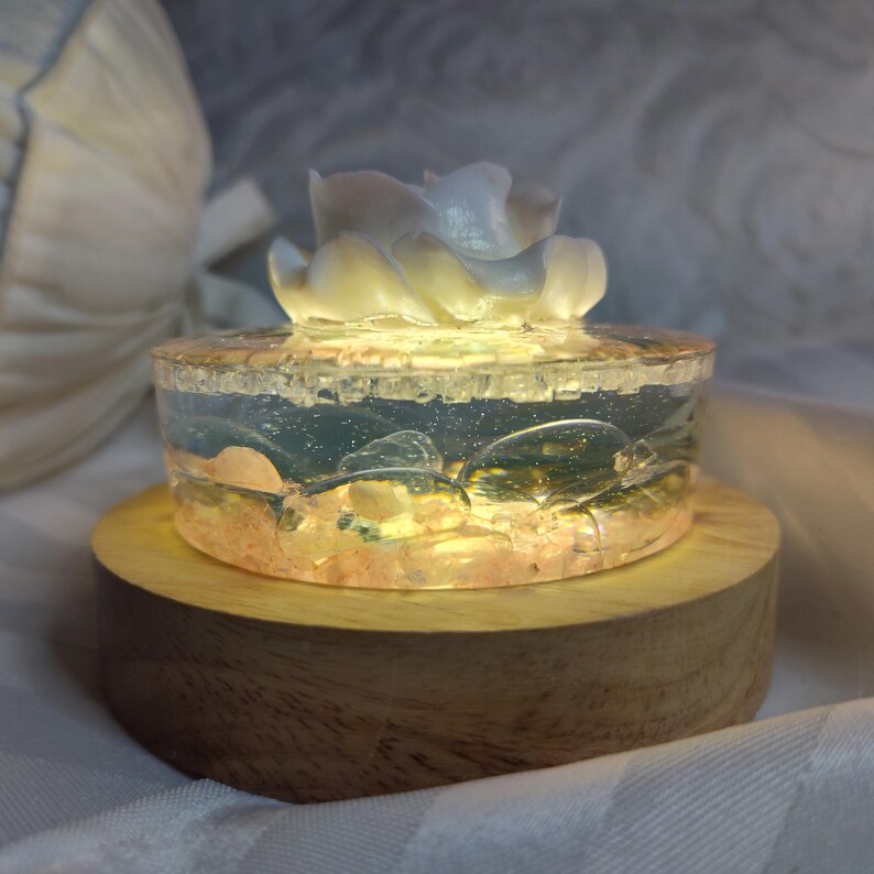 Lampe de table et veilleuse rose en résine fait main. Quartz rose. Lampe de chevet blanche avec fleurs naturelles et roses. Décor romantique Shabby Chic.