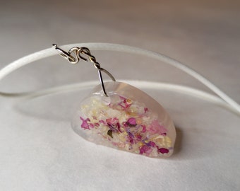 Collier pendentif artisanal fleuri en résine, pétales de fleurs et billes. Bijou goutte exclusif fait main. Cadeau original pour elle.