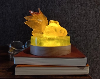 Veilleuse lampe de nuit résine époxy orange poisson carpe japonaise fait main, lampe de chevet, petite lampe de table, éclairage d'ambiance.