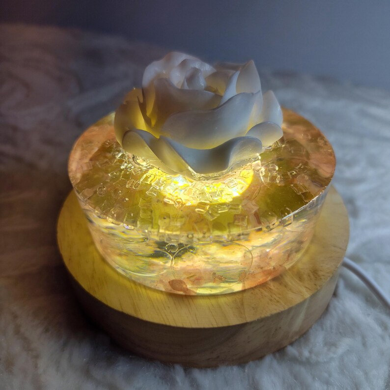 Lampe de table et veilleuse rose en résine fait main. Quartz rose. Lampe de chevet blanche avec fleurs naturelles et roses. Décor romantique Shabby Chic.