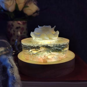 Lampe de table et veilleuse rose en résine fait main. Quartz rose. Lampe de chevet blanche avec fleurs naturelles et roses. Décor romantique Shabby Chic.