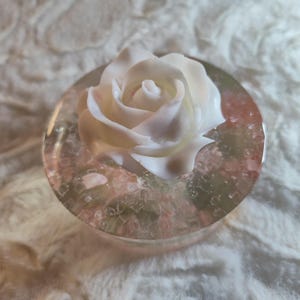 Lampe de table et veilleuse rose en résine fait main. Quartz rose. Lampe de chevet blanche avec fleurs naturelles et roses. Décor romantique Shabby Chic.