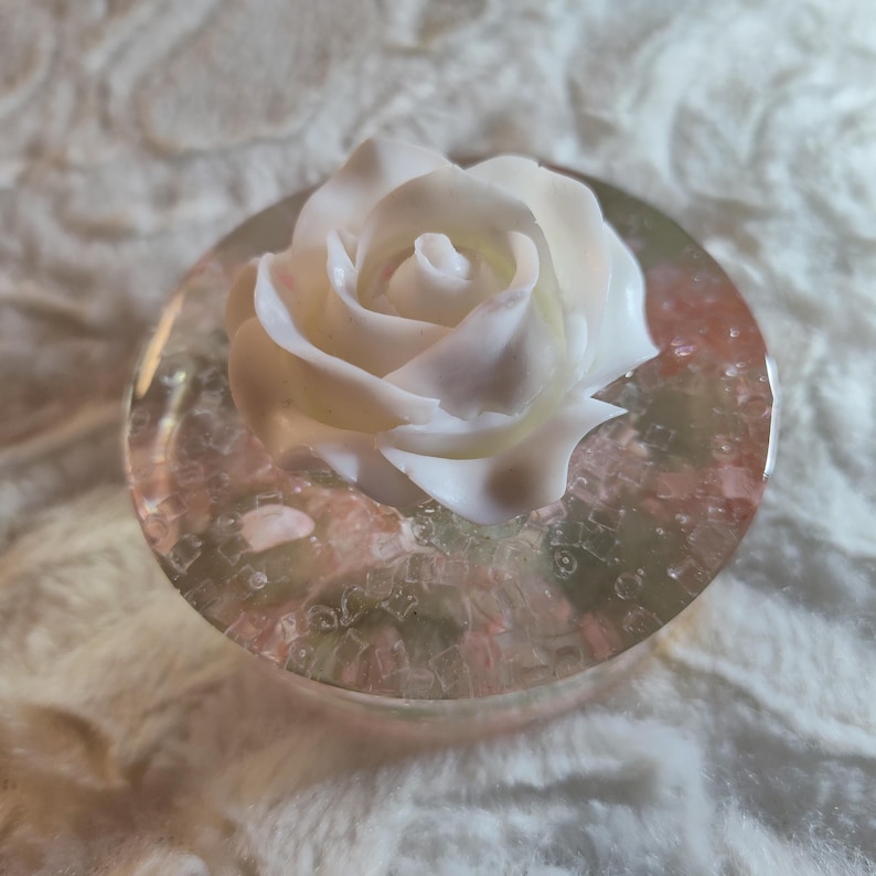 Lampe de table et veilleuse rose en résine fait main. Quartz rose. Lampe de chevet blanche avec fleurs naturelles et roses. Décor romantique Shabby Chic.