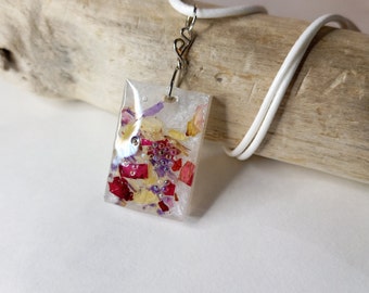 Collier pendentif artisanal fleuri en résine, pétales de fleurs et billes. Bijou rectangle exclusif fait main. Cadeau original pour elle.