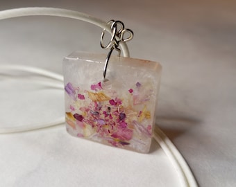 Collier pendentif artisanal fleuri en résine, avec pétales de fleurs et billes. Bijou carré exclusif fait main. Cadeau original pour elle.