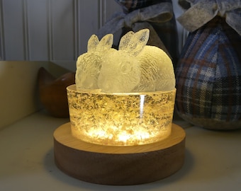 Veilleuse lapin crème et lampe pour chambre d'enfant faite main en résine époxy. Lampe chevet avec figurines de lapins. Cadeau maman mère.