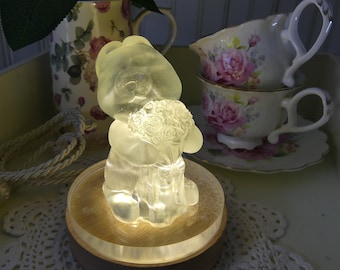 Lampe lapin et veilleuse pour chambre enfant faite main en résine époxy. Lampe chevet, sculpture figurines LED. Cadeau mariage, maman mères.
