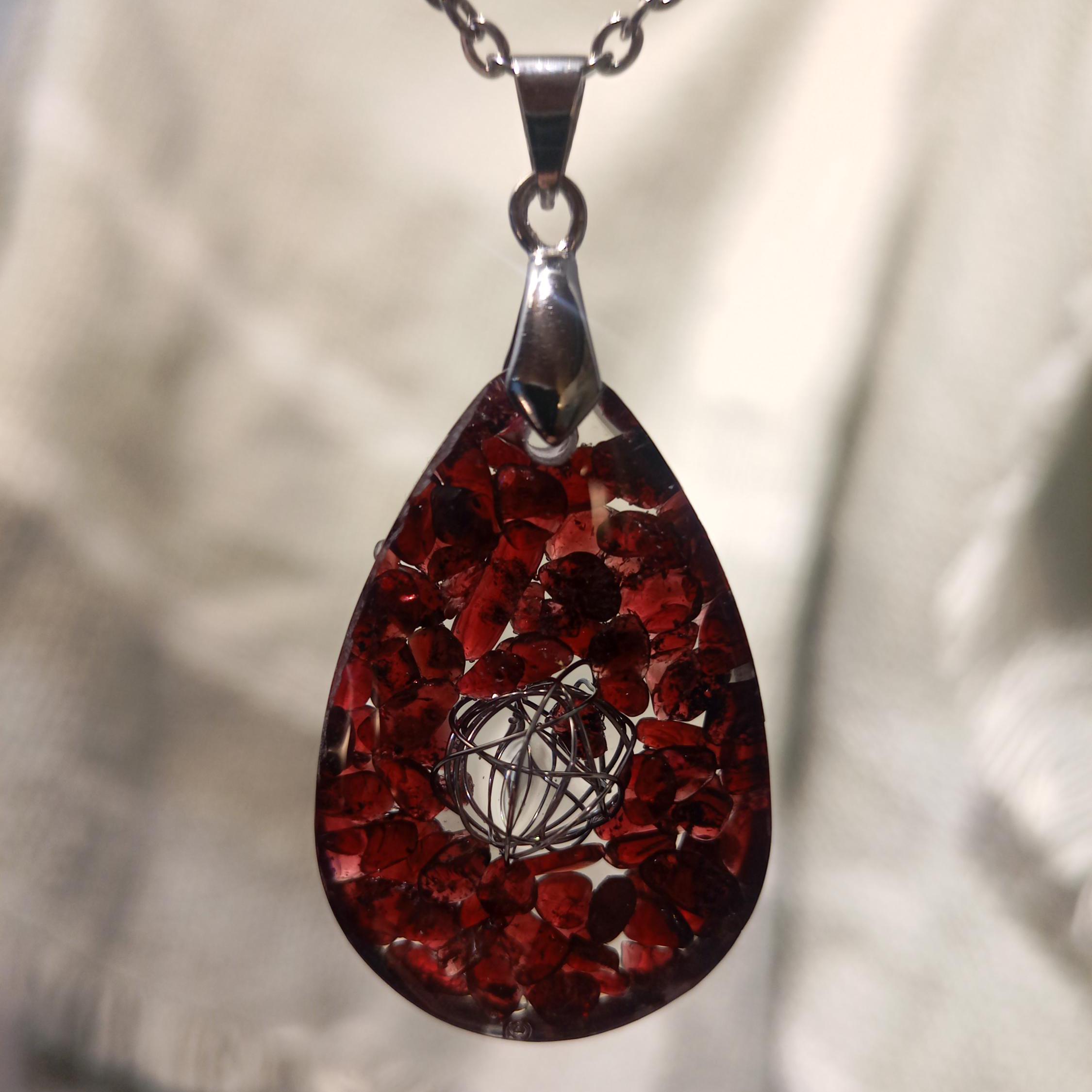 Collier Pierres Précieuses Grenat, Pendentif En Résine Et Collier