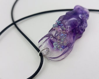 Resin pendant and handmade necklace. Exclusive jewel with purple ink and glass beads. Artisan resin jewelry. Original gift.