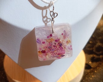 Collier pendentif artisanal fleuri en résine, avec pétales de fleurs et billes. Bijou carré exclusif fait main. Cadeau original pour elle.