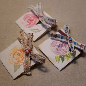 handgemaakte haarelastiekje met mini aquarel wenskaart