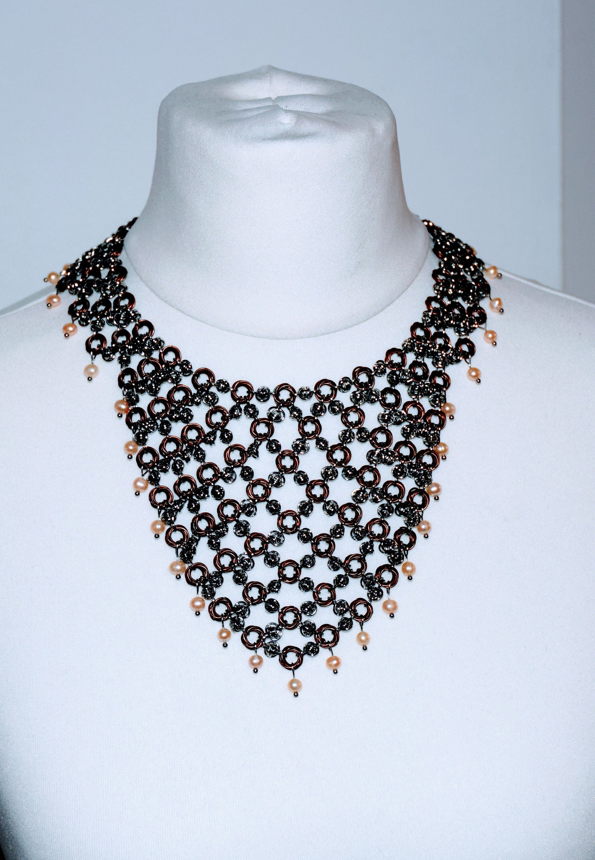 Chainmail rose net necklace