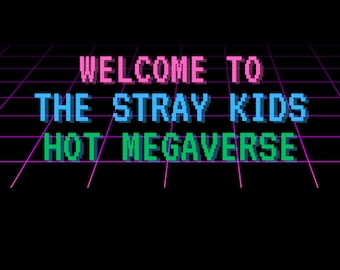 Può includere: Una grafica in stile retrò con il testo "WELCOME TO THE STRAY KIDS HOT MEGAVERSE" in pixel rosa, blu e verde su uno sfondo nero con una griglia rosa.