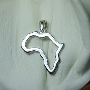 Colgante de contorno del continente africano hecho a mano en plata de ley - 30 mm (1,2 pulgadas)