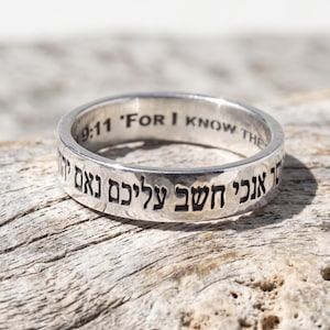 Jeremia 29:11 Ty jag vet vilka planer jag har för dig. Ring i sterlingsilver i 925, hebreisk på utsidan, engelsk på insidan.