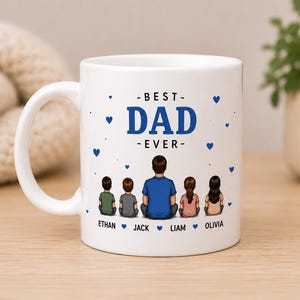 Pode incluir: Uma caneca de cerâmica branca com o texto azul BEST DAD EVER. Abaixo do texto, há uma ilustração de uma pessoa com uma camisa azul sentada com quatro crianças. Os nomes Ethan, Jack, Liam e Olivia estão impressos sob cada criança com corações azuis.