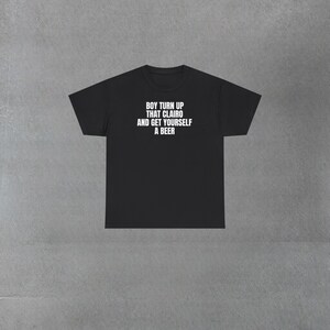 Camiseta "Boy Turn That Clairo Up" imagen 3