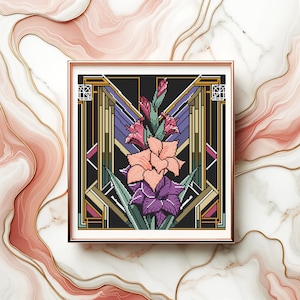 K&ouml;nnte beinhalten: Ein digitaler Kunstdruck mit einer stilisierten Blumenarrangements aus rosa und lila Gladiolen in einem Art-Deco-Rahmen. Der Hintergrund ist schwarz mit goldenen Akzenten.
