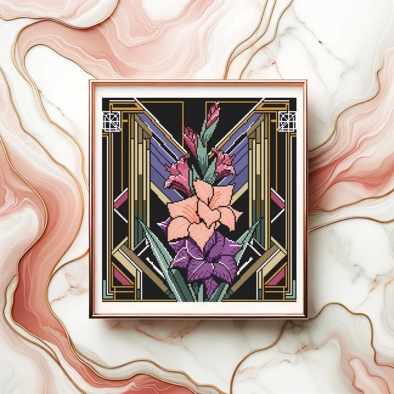 K&ouml;nnte beinhalten: Ein digitaler Kunstdruck mit einer stilisierten Blumenarrangements aus rosa und lila Gladiolen in einem Art-Deco-Rahmen. Der Hintergrund ist schwarz mit goldenen Akzenten.