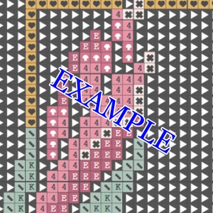 K&ouml;nnte beinhalten: Ein Kreuzstichmuster mit einem rosa-gr&uuml;nen Blumendesign. Das Muster enth&auml;lt die Buchstaben "E", "K", "4" und "X".