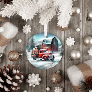 Vieux camion Ford rouge| Décorations d&#39;arbre de Noël| Scène de Noël | Camion Ford rouge| Sapin de Noël| Grange rouge|