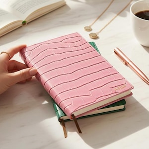Funda de cuero personalizada para libreta A5, estilo cocodrilo, mini libreta reutilizable, regalo único.