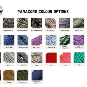 Op de afbeelding: Een display van paracord-kleuropties, met een verscheidenheid aan tinten en patronen. Kleuren zijn onder meer Sahara Oasis, Camp Forest, Canyon Camo, Scout Ranger, State Side, Americano, Honey & Sky en Pink Sky. Extra kleuren zijn Bee Stinger, Blue Bey, Interstellar, Eye Candy, Antidote, Zombie Survivor, Wild Periwinkle en Boracay. Andere kleuren zijn Executive Black, Grey, Graphite, Tan, Red, Pink, Teal, Lavender, Walnut, Coyote, Olive Drab en Midnight Blue.