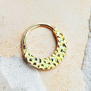Aro Daith de oro de 14 quilates: aro articulado de oro macizo para perforaciones de cartílago, trago, hélix y caracola. Oro rosa, blanco y amarillo.