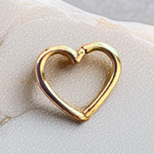 14K Złoty Otwarty Kółko w Sercu – Minimalistyczny Złoty Piercing Chrząstki, Helix, Tragus