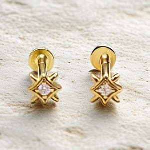 Orecchino a forma di fiore in oro massiccio 14k - Delicato orecchino senza fili, piercing in oro vero, orecchino minimalista con parte posteriore piatta