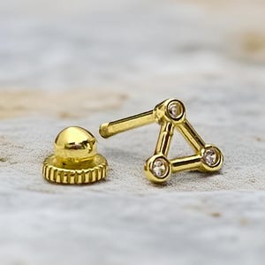 14k massief gouden driehoekspiercing, gouden tragusstekker, platte achterkant oorbel, zirkoon kraakbeenstekker, sierlijke driehoek piercing