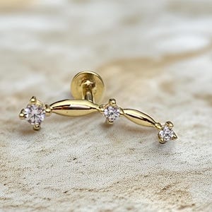 Clou d'oreille en or massif 14 carats, triple zircon, piercing à la barre en or, clou de cartilage minimaliste, boucle d'oreille sans filetage à l'arrière