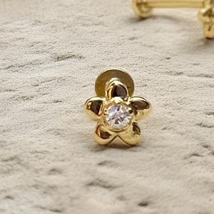 Piercing a forma di fiore in oro massiccio 14 carati - Delicato orecchino a perno floreale, senza filettatura, con fondo piatto, piercing in oro giallo massiccio per cartilagine, elica o trago.